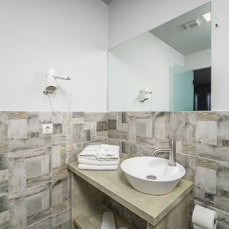 Ianos Bay מלון 3*