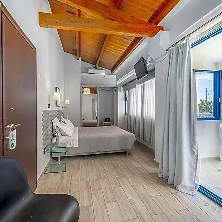 מלון Ianos Bay 3*