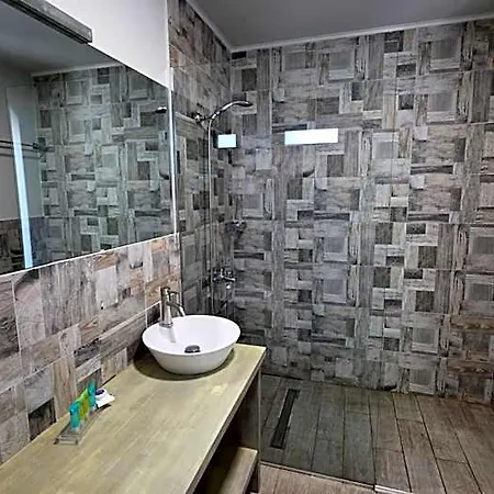 Ianos Bay מלון 3*